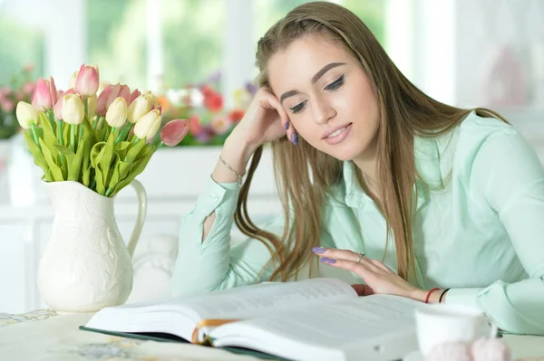 Frau liest interessantes Buch — Stockfoto