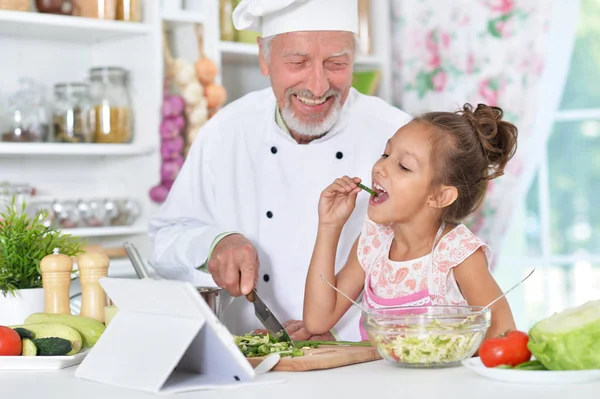 Man förbereder middag med barnbarn — Stockfoto