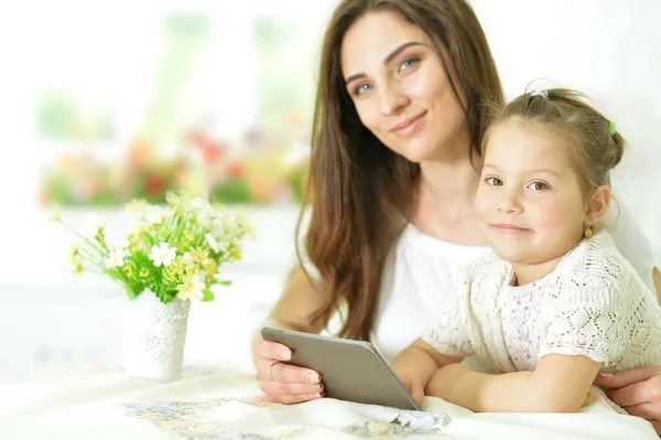 Matka s malou dcerou pomocí tabletu — Stock fotografie
