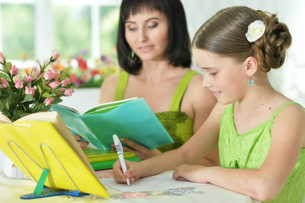 Écolière faisant des devoirs — Photo