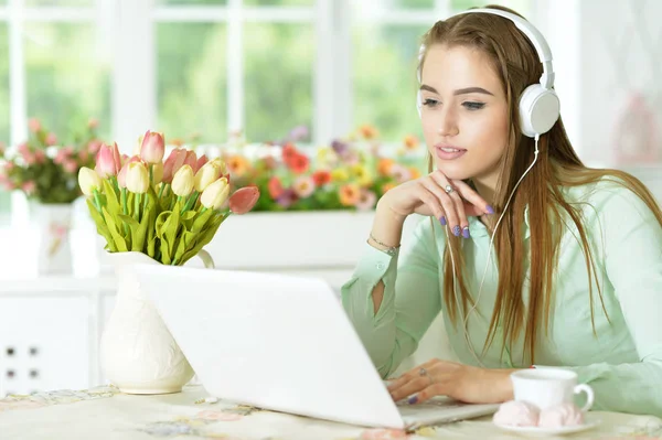 Bella giovane donna utilizzando il computer portatile — Foto Stock