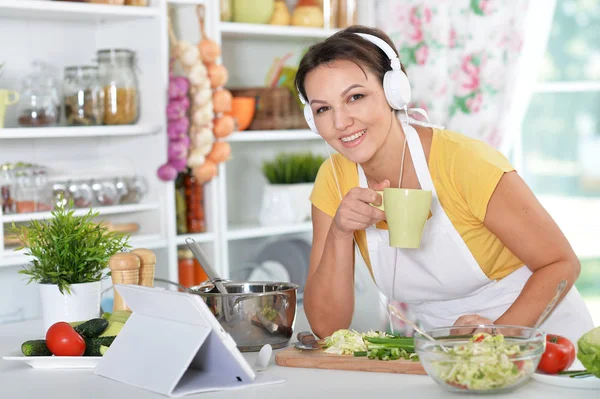 Jonge vrouw voorbereiden diner op keuken — Stockfoto