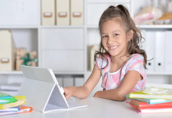 Kleines Mädchen mit Tablet — Stockfoto