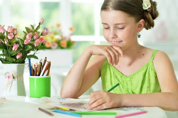 可爱的小女孩用铅笔绘图 — 图库照片