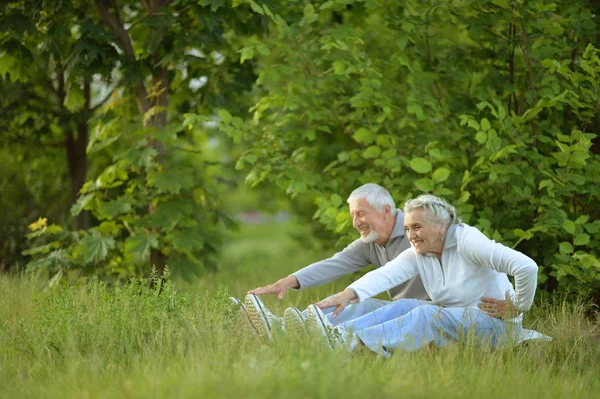 Äldre par gör övningar — Stockfoto