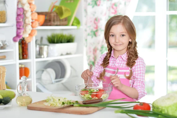 Lilla flickan förbereder grönsakssallad — Stockfoto