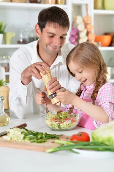 Padre e hija preparando ensalada — Foto de Stock