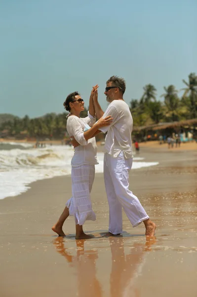 Jovem casal dançando — Fotografia de Stock