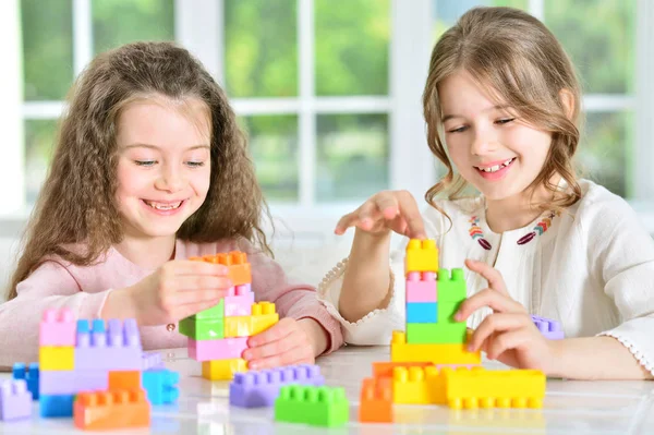 Küçük kızlar plastik bloklarla oynama — Stok fotoğraf