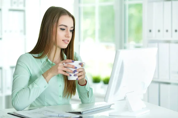 Donna che lavora con il computer — Foto Stock