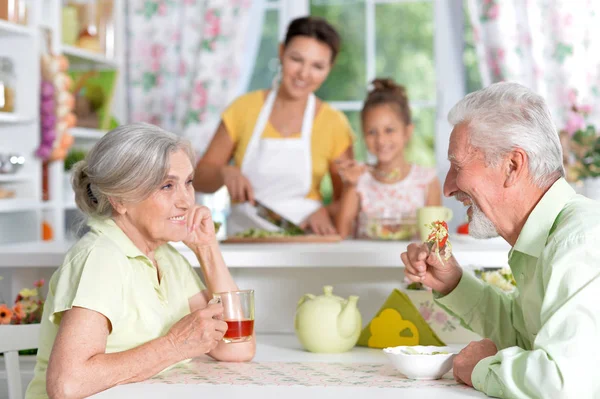 Coppia anziana che beve tè in cucina — Foto Stock