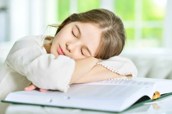 Mädchen schläft auf Buch ein — Stockfoto