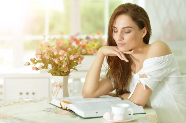 Giovane donna che legge libro — Foto Stock