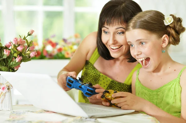 Moeder en dochter spelen van computerspel — Stockfoto
