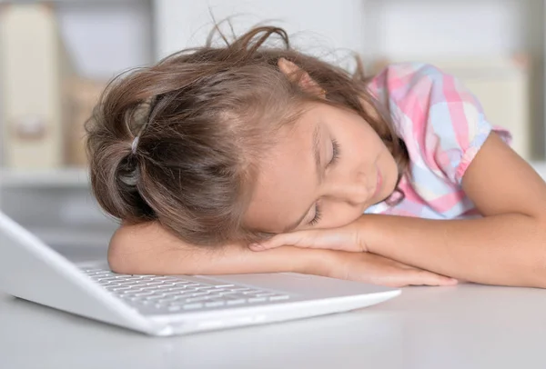 Bambina che dorme sul computer portatile — Foto Stock