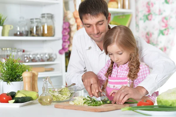 Father and daughter preparing salad — Stock Photo, Image