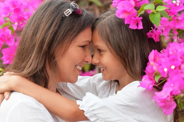 Gelukkig moeder en dochter knuffelen — Stockfoto