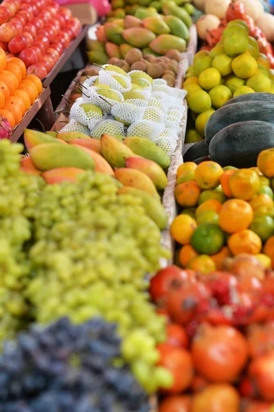 Különböző gyümölcsök és zöldségek — Stock Fotó