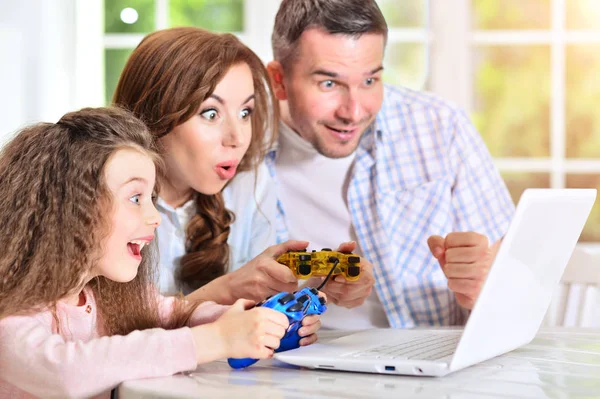 Familia jugando ordenador juego —  Fotos de Stock