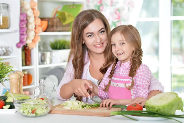 Mother and daughter preparing salad — Stock Photo, Image