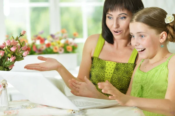 Madre e hija mirando a la computadora portátil — Foto de Stock