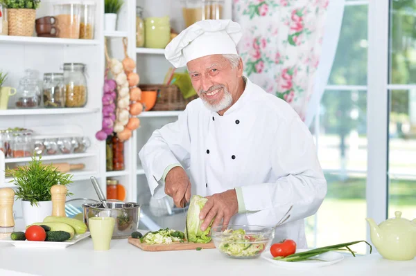 Chef preparando la cena — Foto de Stock