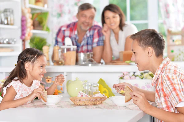 Bror och syster med frukost — Stockfoto