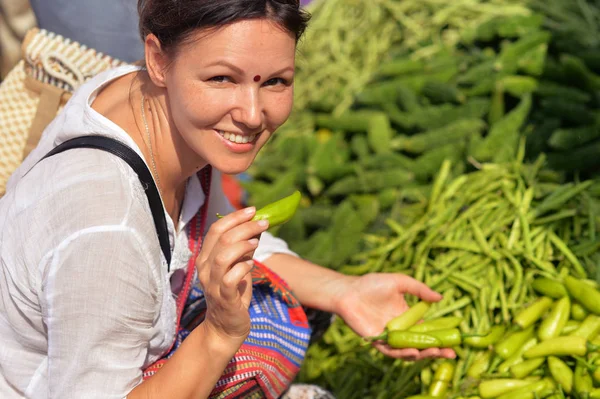 Mujer elegir verduras en el mercado —  Fotos de Stock