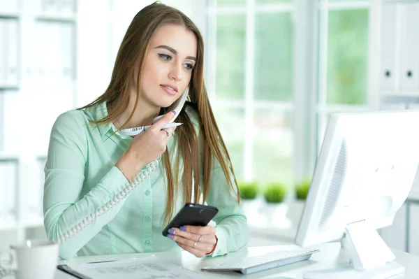 Vacker ung kvinna talar i telefon — Stockfoto