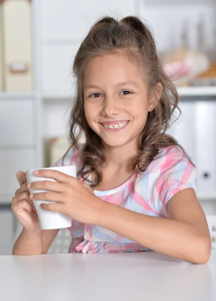 Malá holčička drží šálek čaje — Stock fotografie