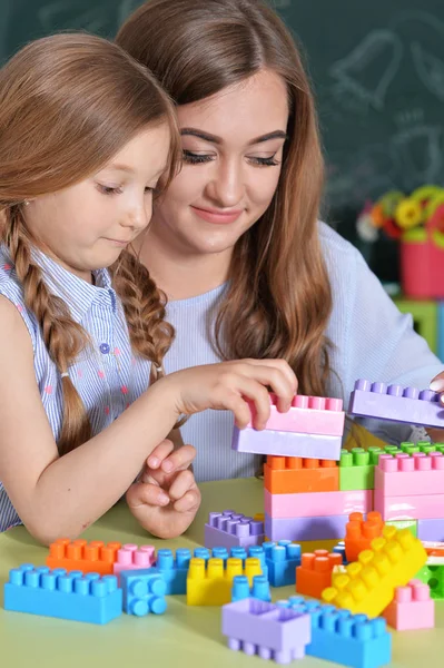 Mãe e filha brincando com blocos de plástico — Fotografia de Stock