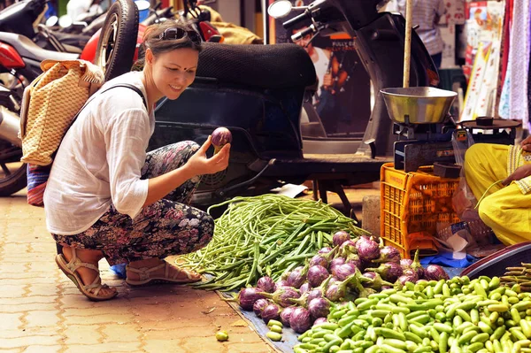 Mujer joven eligiendo verduras — Foto de Stock