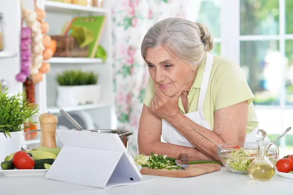 Mujer leyendo receta en el ordenador portátil — Foto de Stock