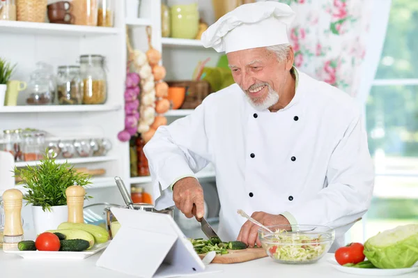 Chef preparing dinner — Stock Photo, Image