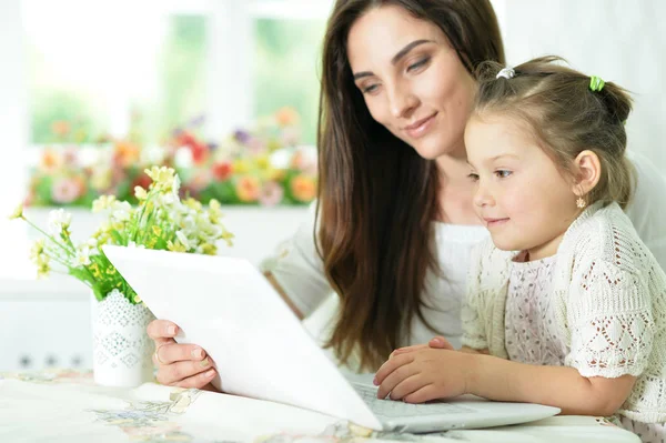 Moeder en dochter met laptop — Stockfoto