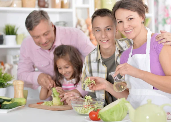 Familie kocht in der Küche — Stockfoto