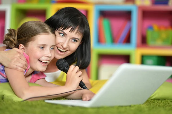 Mutter und Tochter singen Karaoke — Stockfoto