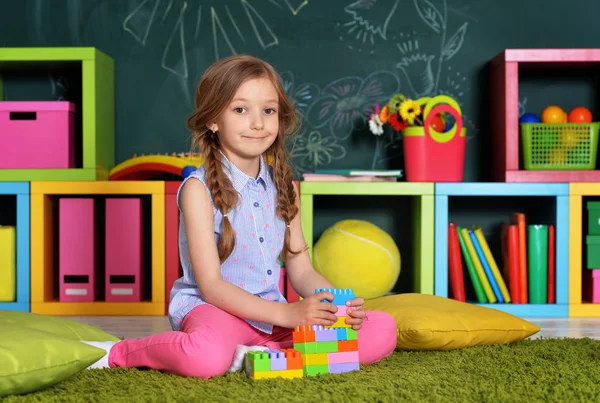 Menina com blocos de plástico coloridos — Fotografia de Stock