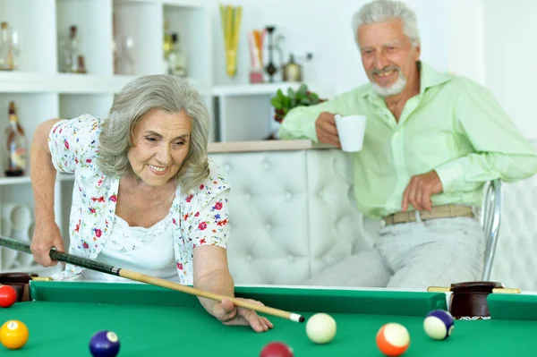 Casal sênior jogando bilhar — Fotografia de Stock