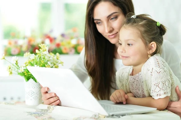 Moeder en dochter met laptop — Stockfoto