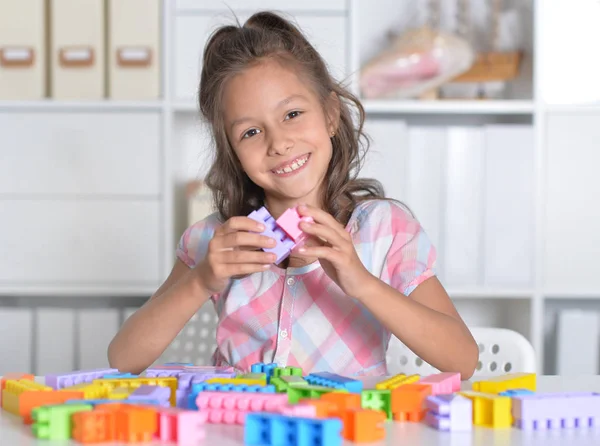 Renkli plastik bloklarla oynayan kız — Stok fotoğraf