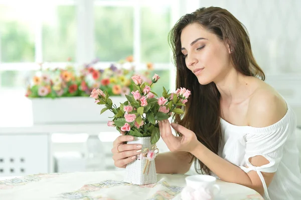 Młoda kobieta z różowymi różami — Zdjęcie stockowe