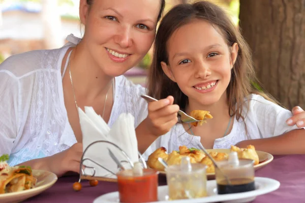 Mor och dotter äta på café — Stockfoto