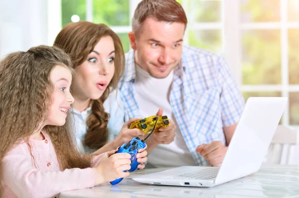 Сім'я грає в комп'ютерну гру — стокове фото