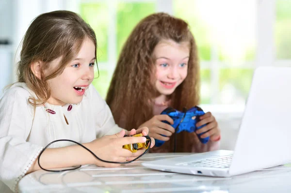Girls playing video game — Stock Photo, Image