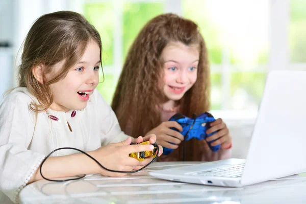 Ragazze che giocano al videogioco — Foto Stock