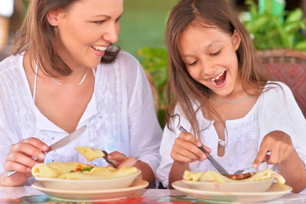 Madre e figlia mangiare in caffè — Foto Stock