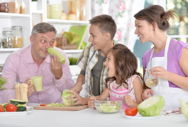 Familie kocht in der Küche — Stockfoto