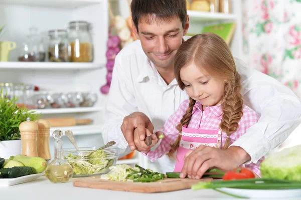 Pai e filha preparando salada — Fotografia de Stock