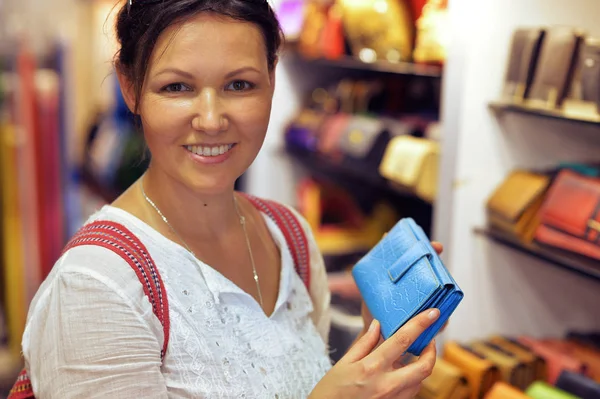 Junge Frau wählt Handtasche — Stockfoto